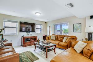 TV a/nebo společenská místnost v ubytování Islander Retreat