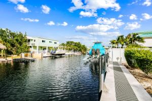 Výhled na řeku, která protéká v blízkosti prázdninového domu