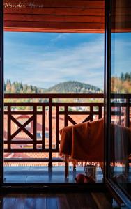 Μπαλκόνι ή βεράντα στο Wonder Home - Apartament Cud Malina z kominkiem, klimatyzacją i widokiem na Karkonosze, blisko centrum, stoku, restauracji, aquaparku +20 φωτογραφίες