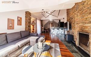 Χώρος καθιστικού στο Wonder Home - Apartament Cud Malina z kominkiem, klimatyzacją i widokiem na Karkonosze, blisko centrum, stoku, restauracji, aquaparku