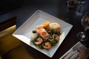 un plato de comida con camarones y pan en una mesa en Holiday Inn Bristol City Centre, an IHG Hotel en Bristol