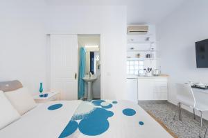 TV a/nebo společenská místnost v ubytování Blue Couple House Athens