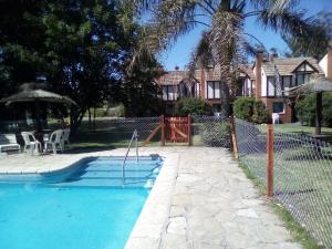 馬德普拉塔阿帕爾特爾酒店游泳池或附近泳池