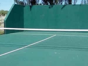una red de tenis en una pista de tenis en Hotel Apartur Mar del Plata en Mar del Plata
