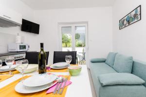 TV a/nebo společenská místnost v ubytování Apartments and Rooms Bianca