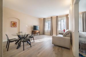 a living room with a table and a couch at Casa Guarnieri in Feltre