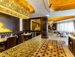 Seating area sa Ezdan Palace Hotel