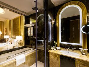 Bathroom sa Ezdan Palace Hotel