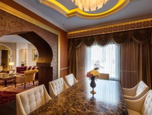 Seating area sa Ezdan Palace Hotel