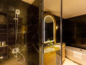 Bathroom sa Ezdan Palace Hotel