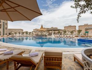 Swimming pool sa o malapit sa Ezdan Palace Hotel