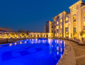 Swimming pool sa o malapit sa Ezdan Palace Hotel