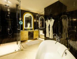 Bathroom sa Ezdan Palace Hotel