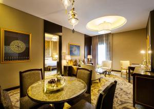 Seating area sa Ezdan Palace Hotel