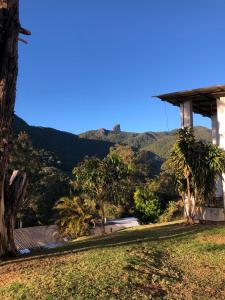 vista su una montagna da un parco di Hostel Picus a Itamonte