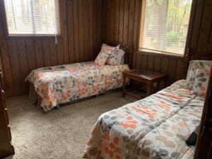 Pine Mountain Club Chalets Resort房間的床