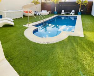 Bazén v ubytovaní Olivia Holidayhouse Maspalomas alebo v jeho blízkosti