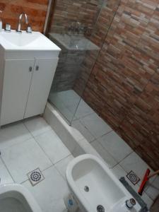 a bathroom with a shower and a toilet and a sink at Duplex Chacabuco in San Fernando del Valle de Catamarca