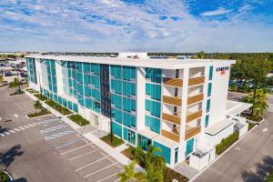 una vista aérea de un edificio con aparcamiento en Kompose Boutique Hotel Sarasota, en Sarasota
