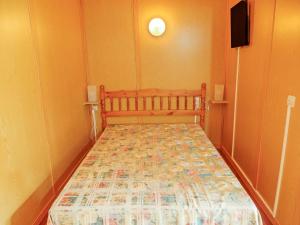 a small bedroom with a bed in a room at Kione Sapporo in Pas de la Casa