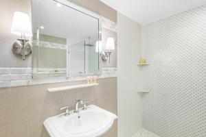 Koupelna v ubytování Henrosa Hotel