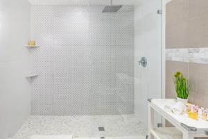 Koupelna v ubytování Henrosa Hotel