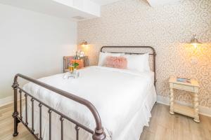 Postel nebo postele na pokoji v ubytování Henrosa Hotel