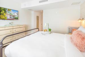 Postel nebo postele na pokoji v ubytování Henrosa Hotel