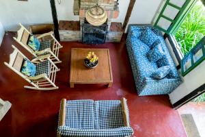 vistas panorámicas a una sala de estar con sillas y mesa en Villa Pajon Eco Lodge, en Constanza