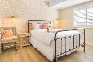 Postel nebo postele na pokoji v ubytování Henrosa Hotel