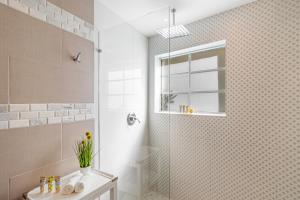 Koupelna v ubytování Henrosa Hotel