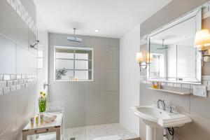 Koupelna v ubytování Henrosa Hotel