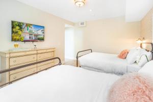 Postel nebo postele na pokoji v ubytování Henrosa Hotel