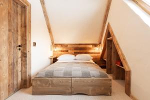 een slaapkamer met een bed op zolder bij Koza, domek pod Giewontem in Zakopane