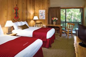 Łóżko lub łóżka w pokoju w obiekcie Shawnee Lodge & Conference Center