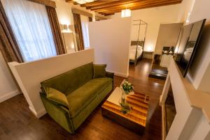 Hotel Villa Soligo - Small Luxury Hotels of the World的电视和/或娱乐中心