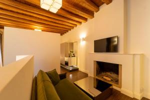 Hotel Villa Soligo - Small Luxury Hotels of the World的电视和/或娱乐中心