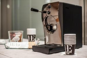 Hotel Excelsior Bari的咖啡和沏茶工具