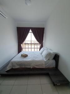 A29 Benoni Garden Suites في بابار: سرير في غرفة مع نافذة
