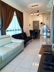 A29 Benoni Garden Suites في بابار: غرفة معيشة مع أريكة وطاولة