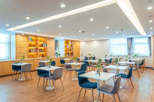 Holiday Inn Express Urumqi Station by IHG的休息区