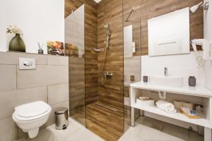 Un baño con ducha, inodoro y lavabo. en Eat IT cozy downtown apartments, en Oradea 24 fotos más