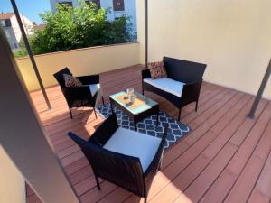 a patio with chairs and tables on a balcony at Studio Climatisé et Grande Terrasse Tarbes Centre in Tarbes
