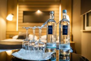 a group of wine glasses and bottles on a table at Zum grünen Baum Hotel Frankfurt Airport in Kelsterbach