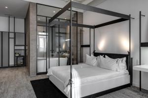 Postel nebo postele na pokoji v ubytování BURSA Hotel Kyiv