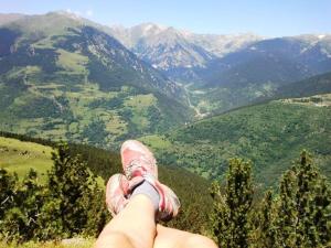 eine Person mit ihren Füßen auf einem Berg in der Unterkunft Can Batlló in Molló