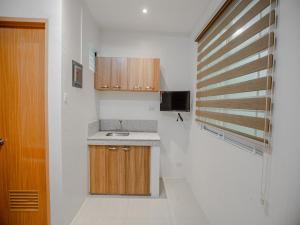 A kitchen or kitchenette at OYO 605 The Quarters