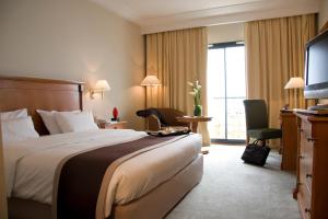 una camera d'albergo con letto e TV di Barceló Concorde Les Berges du Lac a Tunisi