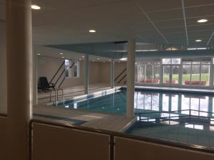 een groot zwembad in een gebouw bij Appartement De Jutter, Resort Amelander Kaap in Hollum