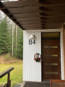 ein Gebäude mit einer Tür und einem Schild darauf in der Unterkunft Imatra Spa & Golf Villa2 in Imatra